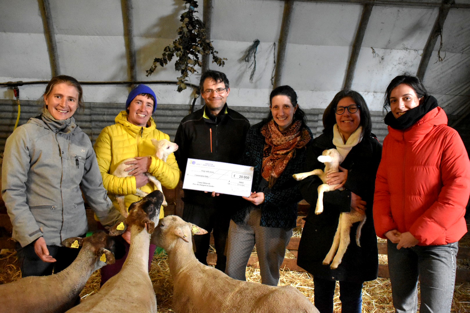 Lauréats de l'association Bêle recevnat le prix" Ils chnagent lke monde " pour leur projetde valorisation de la laine locale en France
