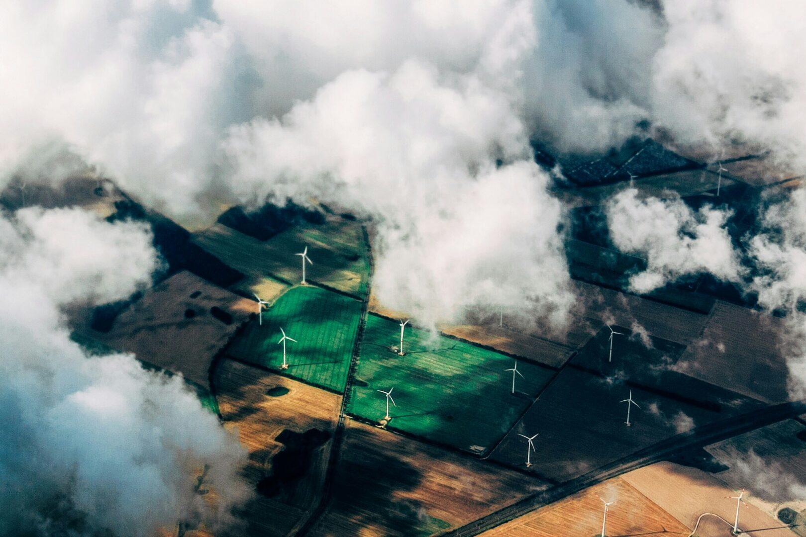 Vue aérienne d'éoliennes dans un champ, illustrant la transition énergétique et les énergies renouvelables.